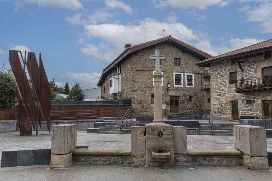 Vizcaya - Otxandio 18 - plaza Andikona.jpg